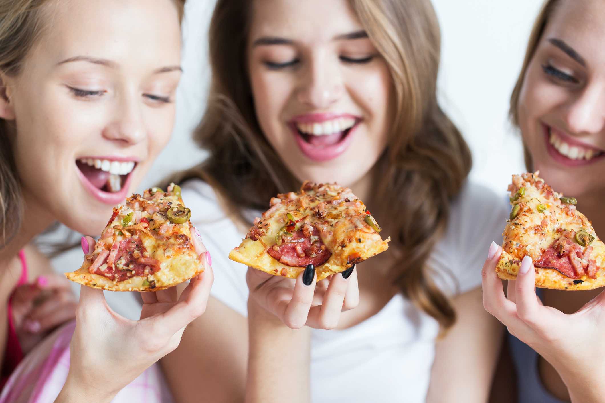 girls-eating-pizza-together